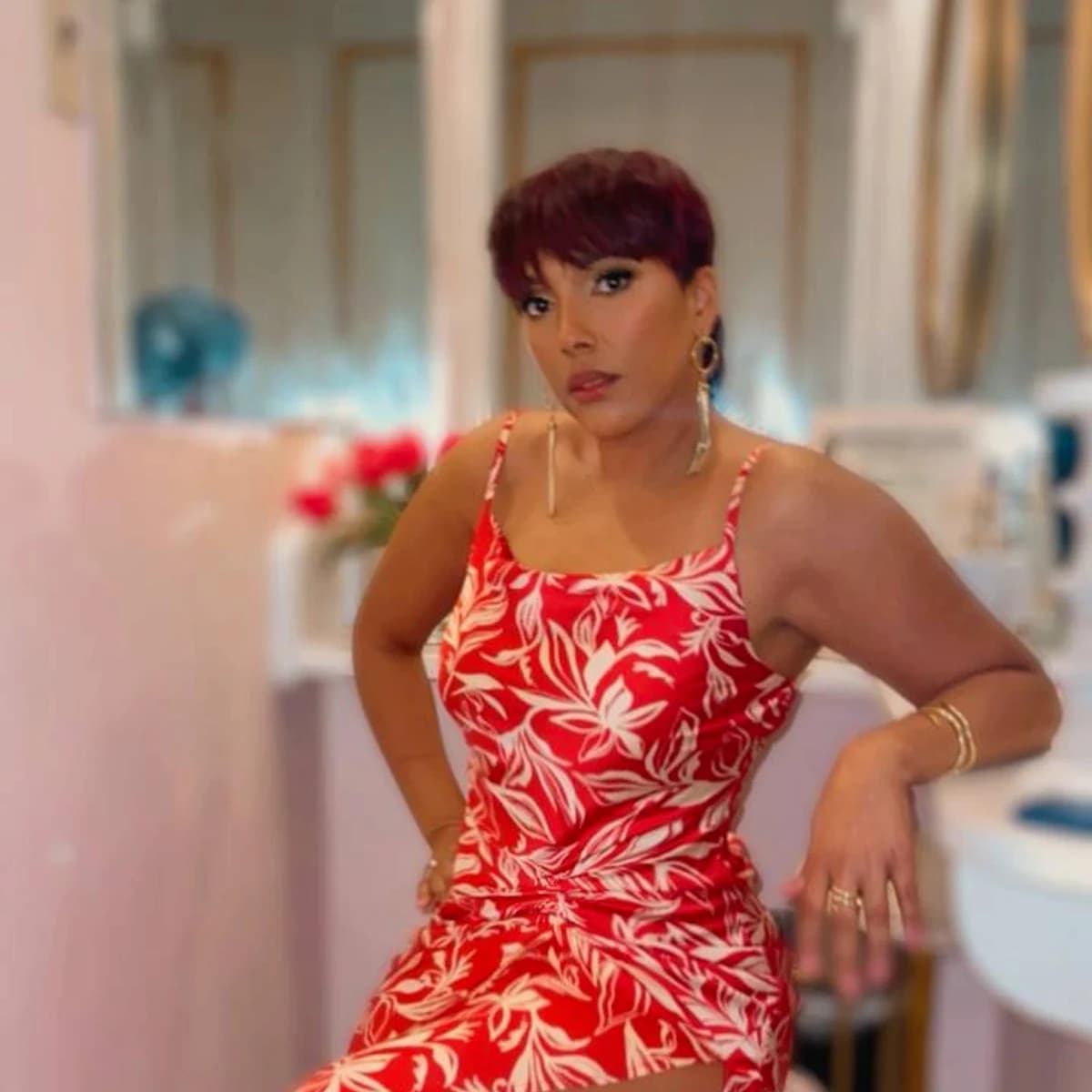 Marimar Montero seated in a salon with a short burgundy haircut after a Katty Hair Studio visit